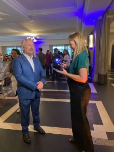 Professor da Uninter sendo entrevistado